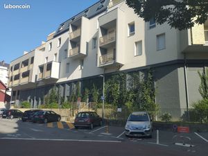 Place de parking centre-ville Chambéry avec arceau