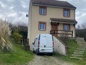 Grande pavion avec sous sol et jardain 2 km GACE