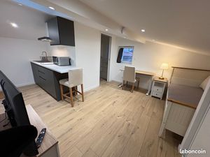 A LOUER STUDIO MEUBLE APPT 6 à OULLINS 780 EUROS