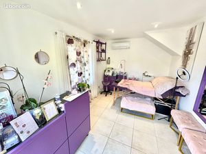 Bureau à louer sur axe principale à Frejus avec place de parking et jardin