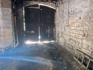 Grand garage fermé 2 places - location temporaire - Centre-ville / Halles Laissac / Rondel