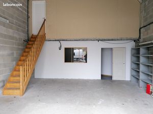 Dépot avec bureau 73 m2