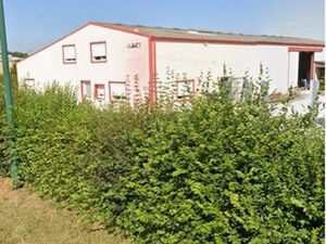 Local hangar bâtiment bureau parking