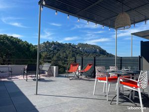 Loue studio meublé à l' année avec Terrasse et parking aux Baux de Provence