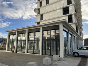 Local commercial 179 m²