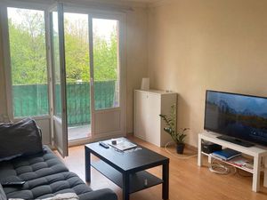 Chambre pour fille dans T4 meublé proche metro13 St Denis Université