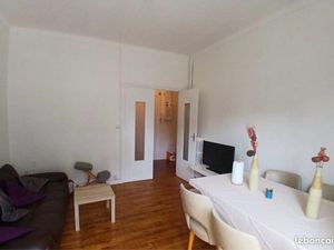 Apparement 4 pièces  Salon qui donne sur balcon  2 grande chambre avec balcon  1 petite ch