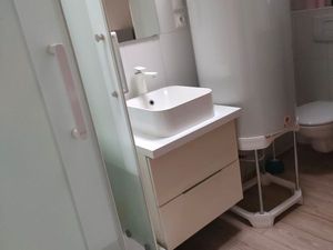 Une chambre meublée en location