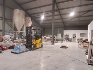 A louer local 336 m² avec bureau WC cuisine