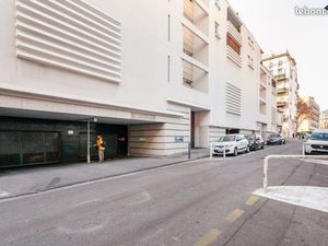 Place de parking à louer – Carré d’Or