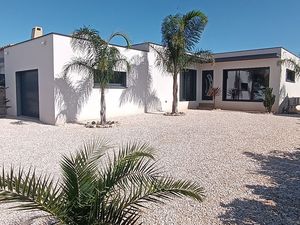 Maison contemporaine de 2018  située à 5 mn des plages de Leucate  3 faces  plein pied  11