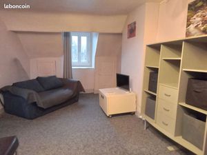 F1 meublé devant le Théâtre Municipal