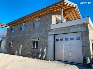 A louer : entrepôts  bureaux et logement de fonction