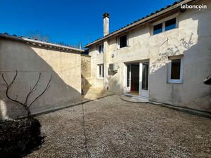 Maison de bourg avec cours