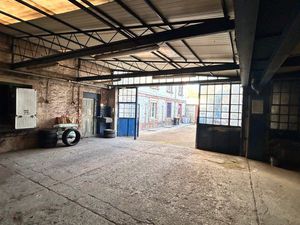 Loft / hall / bureau