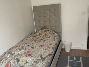 Chambre meublée face RER – Évry | Idéal étudiant / jeune actif