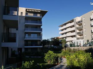 T2 rez de jardin avec grande terrasse + parking dans résidence standing avec piscine