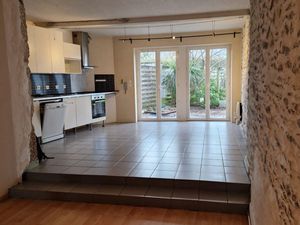 T3 DE CHARME (56m²) – LES COUËTS – PIERRES APPARENTES & CUISINE ÉQUIPÉE