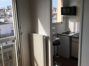 Gare de Lyon: studio meublé dernier étage en façade  ascenseur  parking sous sol