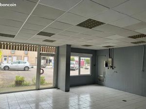 Local commercial avec parking à louer