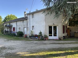 Maison de caractère avec grand terrain et dépendances; à 20 min de Poitiers
