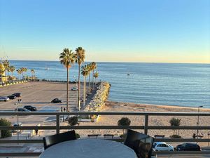 Magnifique grand studio cabine meublé 32m²  à louer à l'année face à la mer  terrasse 12m²