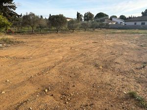 Terrain plat viabilisé. 676 m2. Hors lotissement. Secteur prisé et calme