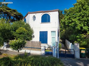 2 Pièces en sous-sol La Baule centre : 15m² (2×7 5m²) + sanitaire 2 5m² + placard 2 5m²  q