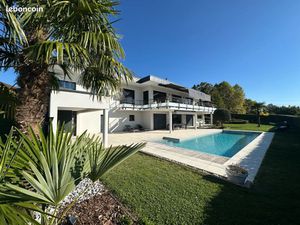 Belle villa récente vue lac