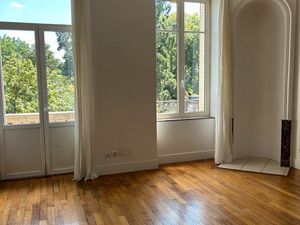 Particulier loue lumineux F3 de 60m2 à Nancy face au parc de la Pépinière