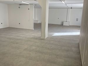 Local stockage showroom 180 m2 + cour 60m2