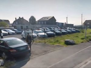 Grand terrain Parc automobiles où autres...