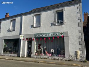 Loue local commercial  pas de porte  vitrine  boutique  dépôt  plein cœur St Philbert  10 