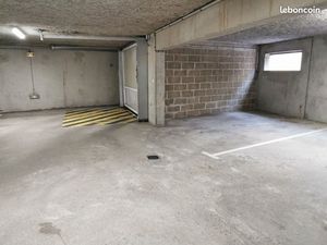 Emplacement moto scooter résidence bourgeoise sécurisée à 5 minutes métro ligne 13 Asnière