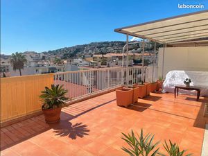 Attique avec superbe terrasse et garage au centre de Nice