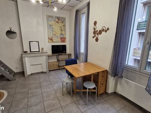 Part loue studio 25 m2 meublé rénové (mezzanine) proche métro Baille