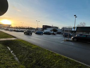 Bail commercial magasin 100-150m2 SDV zone commerciale très attractive