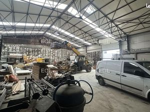 Local d'activité 484 m²