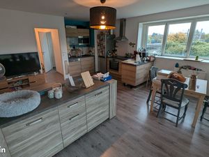 Location appartement meublé lumineux avec loggia et possibilité de place de parking