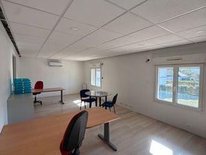 Local professionnel avec garage et bureaux