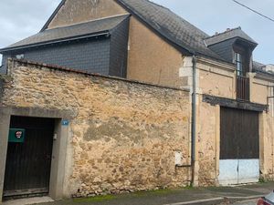 Maison et garage avec terrain clos à Bazouges sur le Loir  investisseurs ou 1er achat