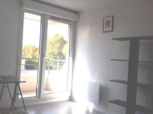 Rue Montmajour  Resid récente avec balcon Lettres  droit  Brassard  Cread