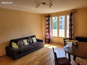 Location Appartement meublé de 70 m² à Saint-Martin-d'Hères avec terrasse de 12 m² 850 CC