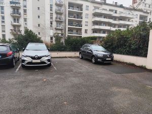 Place parking Lyon 2- Entre la gare Perrache et Confluence