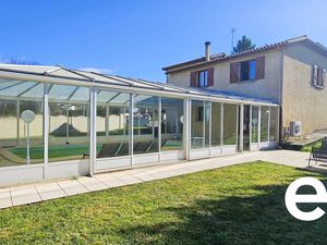 MAISON FAMILIALE AVEC STUDIO INDÉPENDANT ET PISCINE INTERIEURE