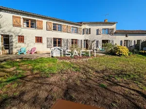 Vente maison 9 pièces 255 m² à Les Adjots (16700)  160 000 €