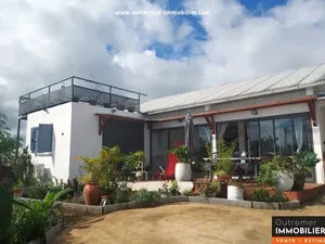 Vente maison 5 pièces 135 m² à Les trois bassins (97426)  488 300 €