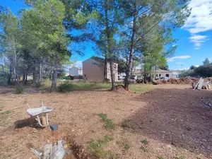 Vente terrain 431 m² à Cuers (83390)  160 000 €