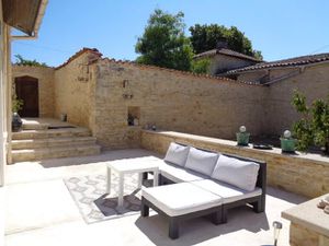 Charmante maison de village de 3 chambres avec une cour ensoleillée et un parking