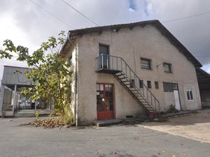 Ensemble professionnel : Magasins - bureaux - ateliers - hangars